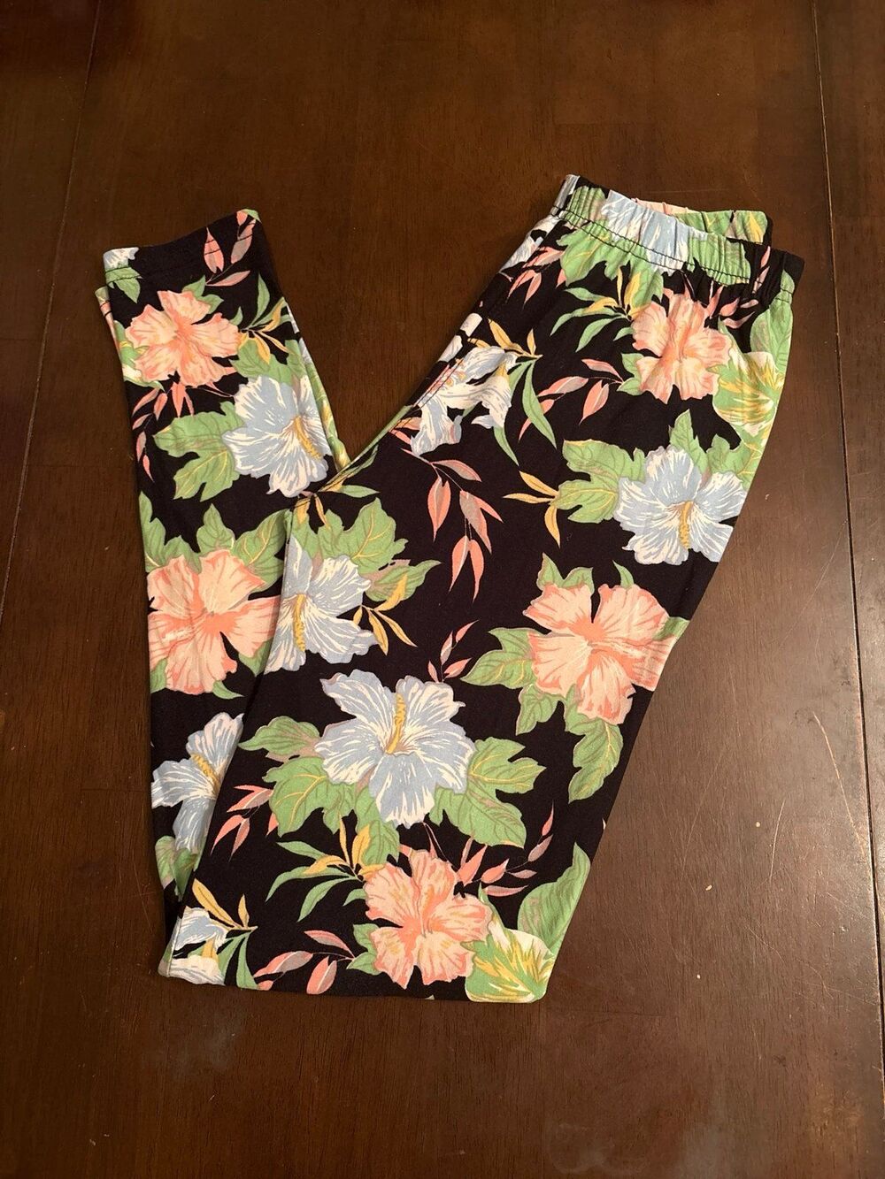 Women’s leggings Black pastel floral spring summer high waisted trending nwot